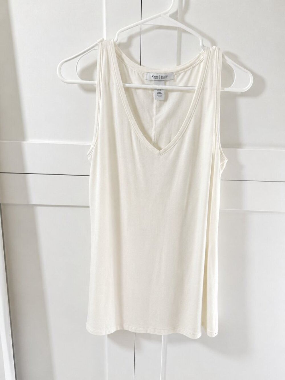 White House Black Market Soft Stretch V-Neck Tank Size: XS